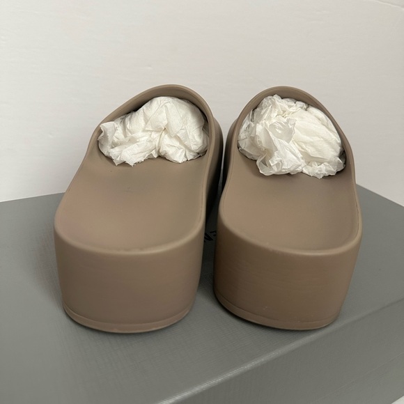 Balenciaga chunky slides- taupe - Picture 8 of 10